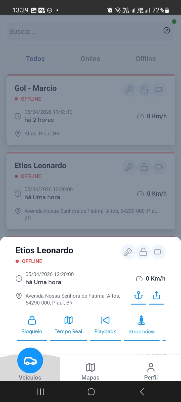 Lista de veículos com filtros Todos, Online, Offline e menu de ações ao selecionar